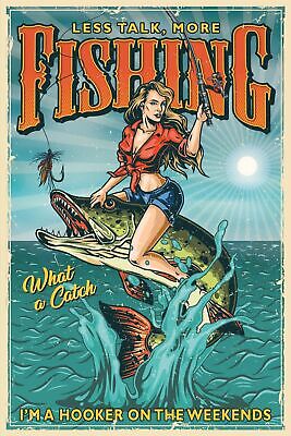 Nostalgie Schild Less Talk More Fishing Frau 12x18 / 20x30 / 30x40 Blech od.Holz
