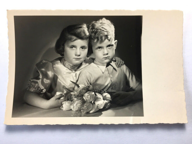 Junge und Mädchen mit Blumenstrauß - Künstlerkarte 30121 TH