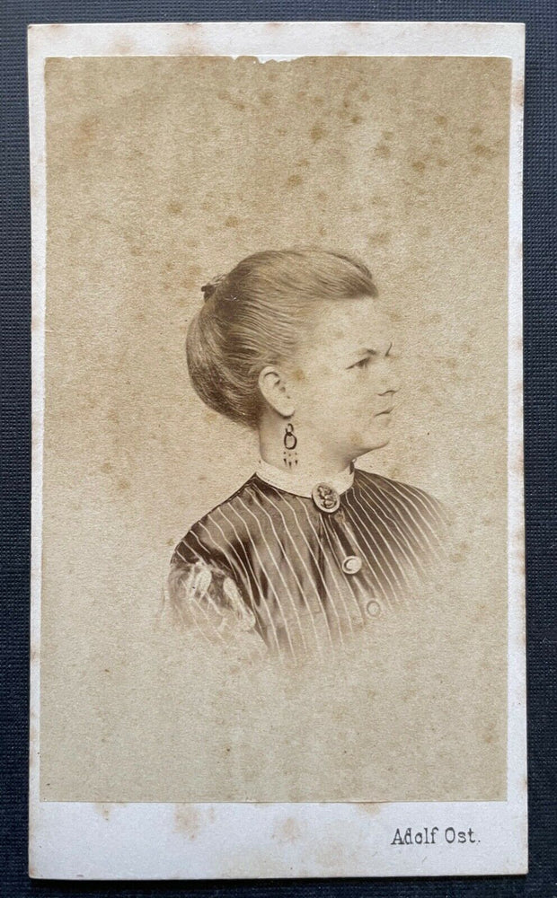 Foto Porträt Frau Zopf Kleid Tracht Ohrring A.Ost Wien ca.10,4x6,1cm 402358 TH