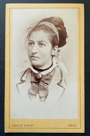 Foto Porträt Frau Haarband Schleife Tracht A.Koch Graz ca.10,5x6,4cm 402341 TH