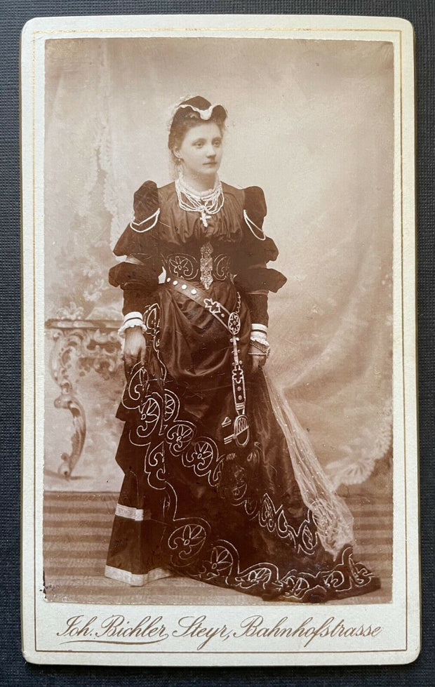 Foto Porträt Frau Kleid Tracht Kreuz Joh.Bichler Steyr ca.10,8x6,6cm 402337TH