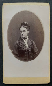 Foto Porträt Frau Kleid Zopf Dutt Kragen Ohrringe ca.10,4x6,1cm 402207 TH